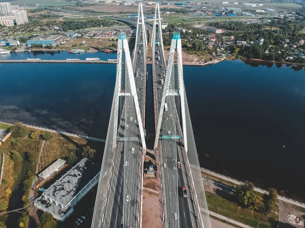 Aerialphoto βίδα γέφυρα πάνω από τον ποταμό Neva. Αγία Πετρούπολη, Ρωσία. Φλάτλι — Φωτογραφία Αρχείου