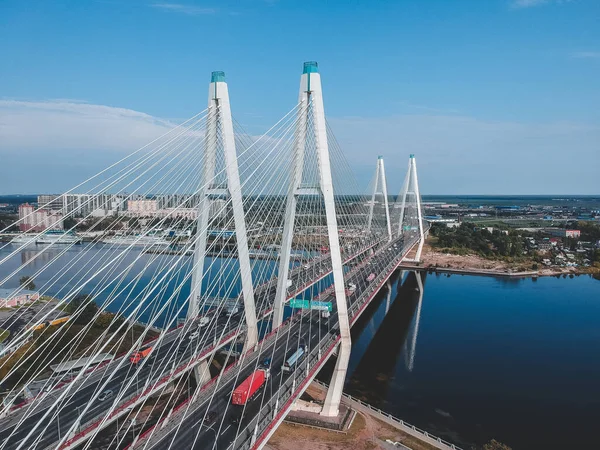 Aerialphoto βίδα γέφυρα πάνω από τον ποταμό Neva. Αγία Πετρούπολη, Ρωσία. Φλάτλι — Φωτογραφία Αρχείου