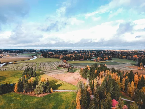 Vista aérea de campos arados fértiles y bosques. Foto tomada de un dron. Finlandia, Pornainen . — Foto de Stock