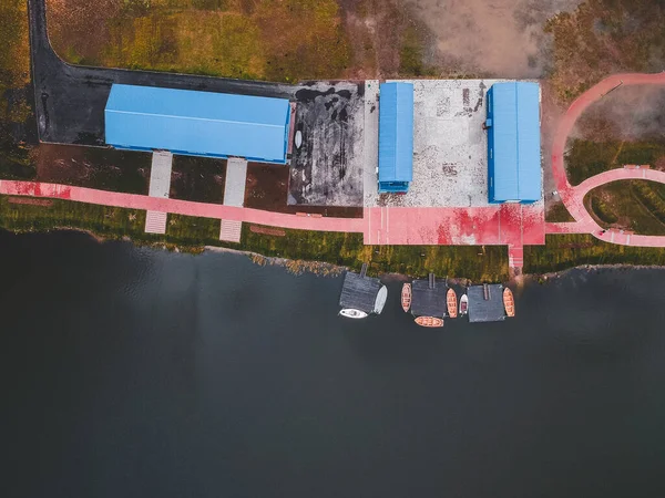 Pandangan udara ke gudang perahu. Rowing melatih perahu ditambatkan ke dermaga. Rusia, St. Petersburg . — Stok Foto