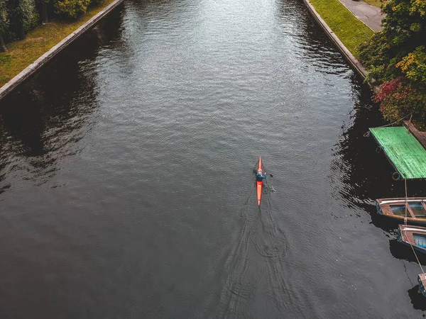 乘皮划艇在河上训练航空摄影赛艇选手. — 图库照片