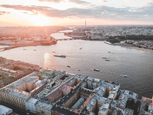 Foto aérea del río Neva a la luz del atardecer. Barcas fluviales. Rusia, San Petersburgo — Foto de Stock