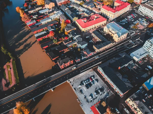 Αεροφωτογραφία του ιστορικού κέντρου της πόλης, της οδικής γέφυρας πάνω από τον ποταμό Πορβουνιόκι. Φωτογραφία από τηλεκατευθυνόμενο. Φινλανδία, Porvoo. — Φωτογραφία Αρχείου