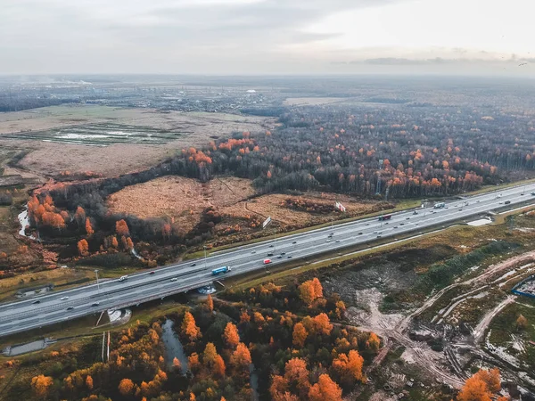 Vista aérea de ruta suburbana a lo largo de los campos. Otoño, San Petersburgo, Rusia . — Foto de Stock