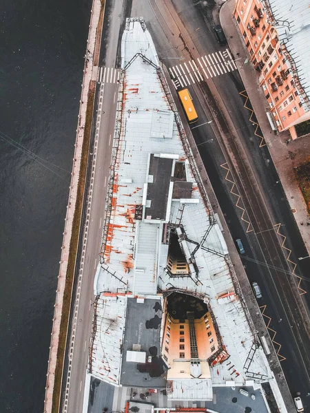 Vedere aeriană a orașului vechi, acoperișurile caselor istorice, drumurilor, traficului auto. St. Petersburg, Rusia . — Fotografie de stoc gratuită