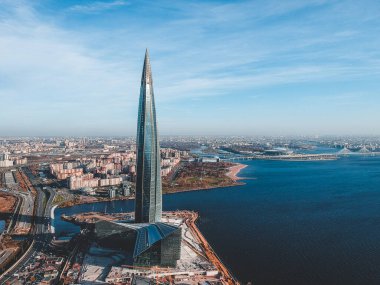 Ariel manzaralı şehir manzaralı kuşbakışı arka planda ve otoyolda modern gökdelen. 25.10.2019 Rusya, St. Petersburg. Lakhta merkezi