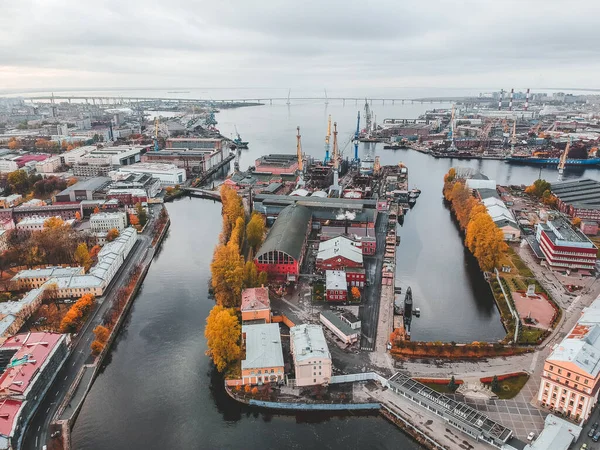 Aerial view of the Fontanka river, port, shipyard. St. Petersburg, Russia. — Stockfoto