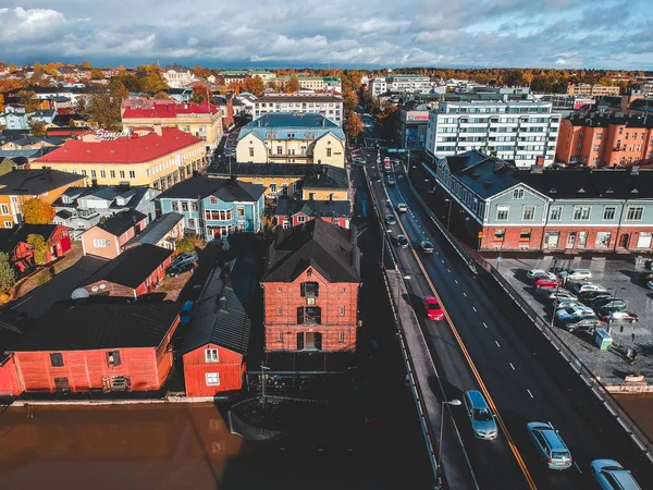 Luchtfoto van het oude rode huis en de schuren aan de rivier. Foto genomen van een drone. Finland, Porvoo. — Stockfoto