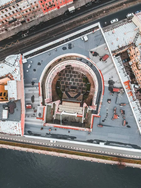 Letecký pohled na staré město, střechy historických domů, silnic, automobilové dopravy. Petrohrad, Rusko. — Stock fotografie