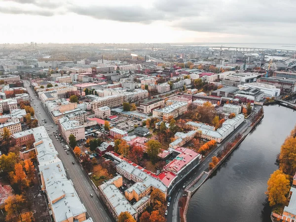 Вид с воздуха на канал Грибоедова, крыши исторических домов в центре города. Санкт-Петербург, Россия — стоковое фото