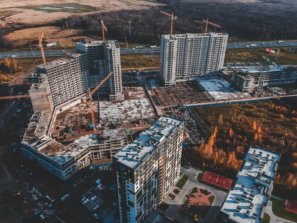 Ariel pohled dům konstrukce, high-rise věže jeřáby. — Stock fotografie