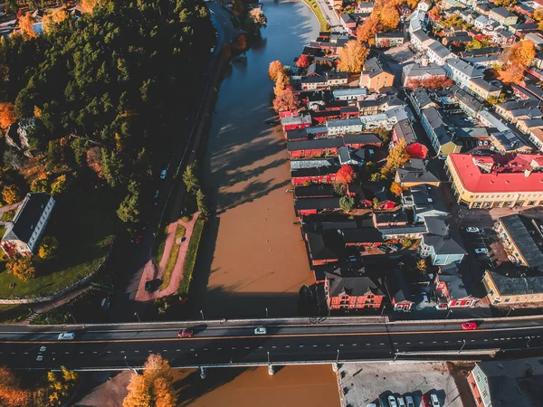 Widok z lotu ptaka na historyczne centrum miasta, most drogowy nad rzeką Porvoonjoki. Zdjęcie zrobione dronowi. Finlandia, Porvoo. — Darmowe zdjęcie stockowe