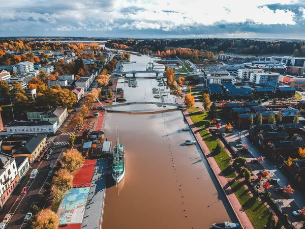 Vista aérea del centro histórico de la ciudad, casas antiguas, techos, calles. Foto tomada de un dron. Finlandia, Porvoo — Foto de Stock