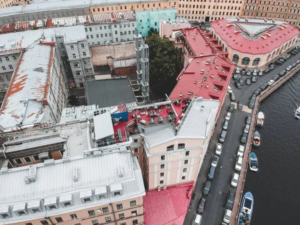 Foto aérea del restaurante en la azotea, terraza, centro de San Petersburgo, techos, barcos de río — Foto de Stock