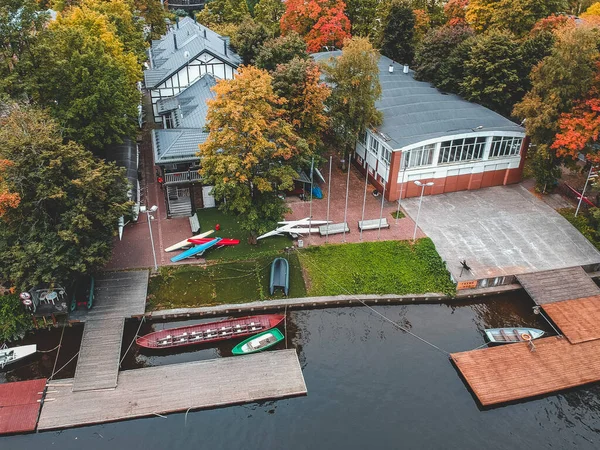 Aerialphoto boat station with pier, bill boats, kayaks and rowing. — Stock Photo, Image