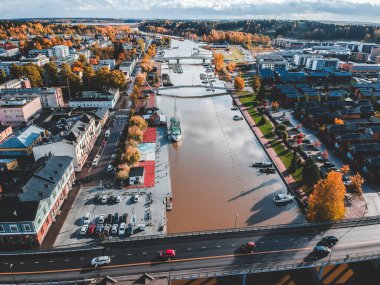 Tarihi şehir merkezinin havadan görünüşü, eski evler, çatılar, sokaklar. Fotoğraf bir İHA 'dan çekildi. Finlandiya, Porvoo