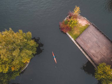 Nehirde kanoyla Aerialfoto kürekçisi eğitimi.