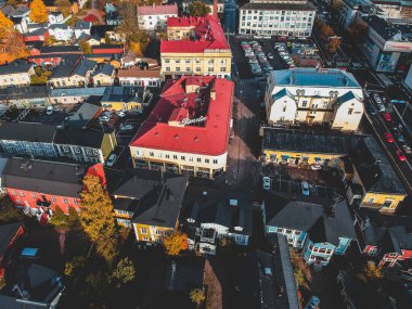 Tarihi şehir merkezinin havadan görünüşü, eski evler, çatılar, sokaklar. Fotoğraf bir İHA 'dan çekildi. Finlandiya, Porvoo