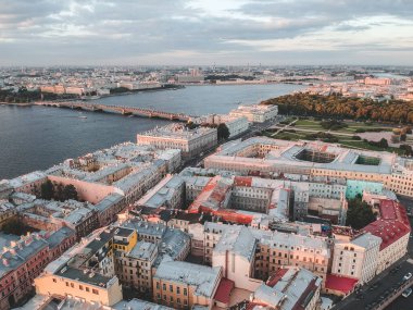 Günbatımında Neva nehrinin havadan çekilmiş fotoğrafı. Nehir tekneleri. Rusya, St. Petersburg