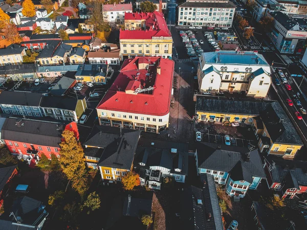 Letecký pohled na historické centrum města, staré domy, střechy, ulice. Fotka pořízená dronem. Finsko, Porvoo — Stock fotografie