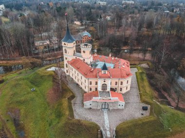 Bip kalesinin havadan görüntüsü hendekle çevrili. Birinci Paul Kalesi. 01.11.2019 Rusya, Saint-Petersburg, Pavlovsk.