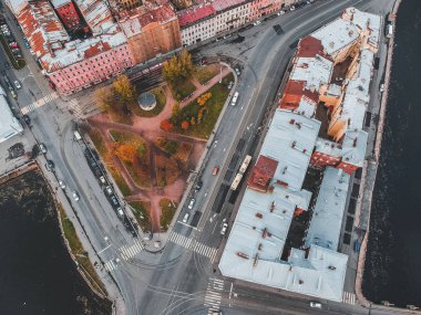 Griboyedov Kanalı 'nın havadan görünüşü, şehir merkezindeki tarihi evlerin çatıları. St. Petersburg, Rusya