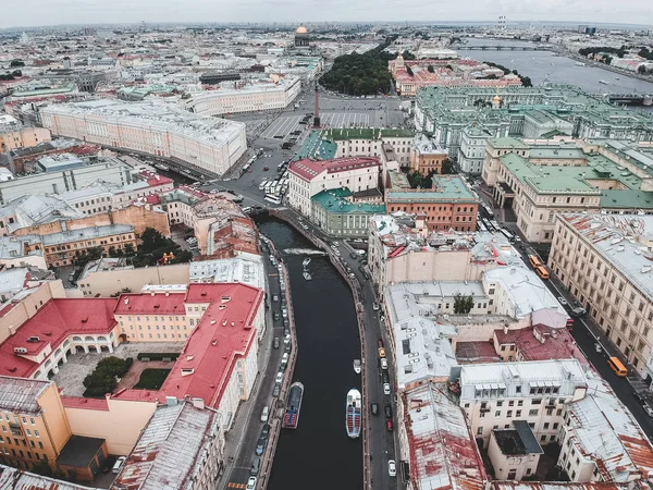 Moika Nehri 'nin havadan çekilmiş fotoğrafı, St. Petersburg' un merkezi, çatılar, nehir tekneleri. — Stok fotoğraf