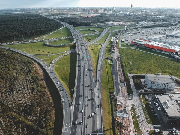 Luftbildautobahn, Autobahnkreuz, Auto, Wald. petersburg, russland — Stockfoto