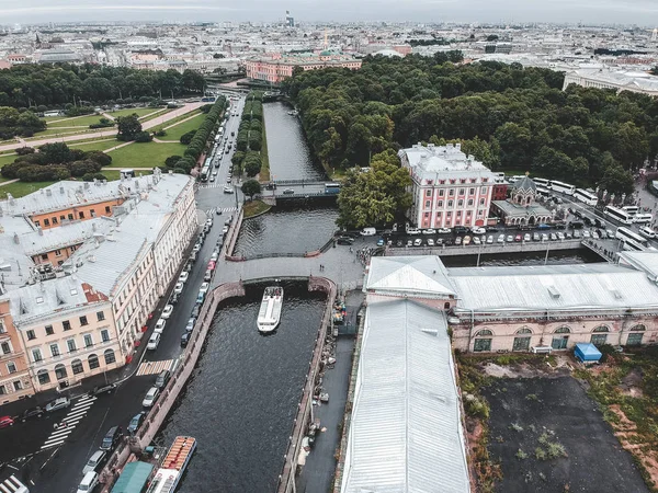 Letecká fotografie řeky Moiky, centrum Petrohradu, střechy, říční lodě. — Stock fotografie