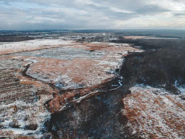 Vista aérea del bosque y el río en invierno. Los árboles están cubiertos de nieve. El invierno. campos cubiertos de nieve. Finlandia — Foto de Stock