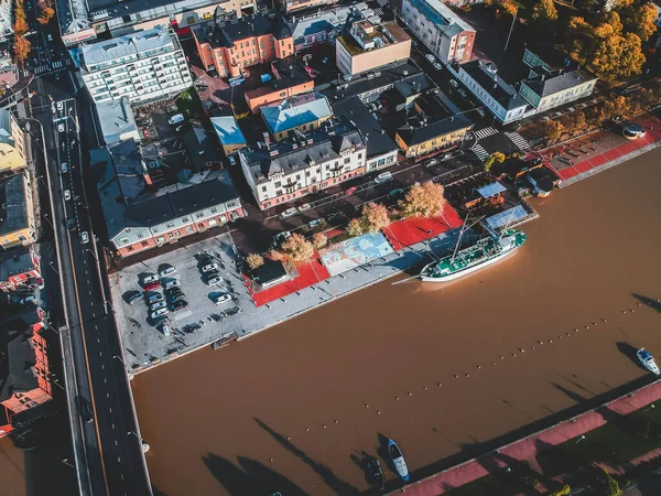 Вид с воздуха на исторический центр города, автомобильный мост через реку Порвонйоки. Фото с беспилотника. Финляндия, Porvoo . — стоковое фото