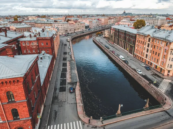 Uitzicht vanuit de lucht op de rivier de Fontanka, het historische centrum van de stad, authentieke huizen. St. Petersburg, Rusland. — Stockfoto