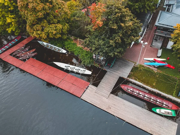 Aerialphoto boat station with pier, bill boats, kayaks and rowing. — Stock Photo, Image