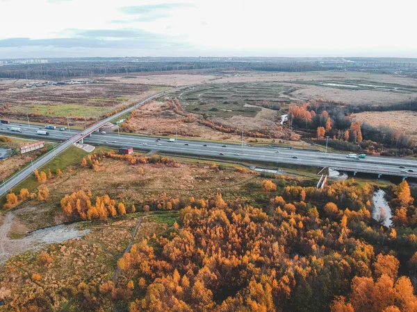 Pemandangan udara rute pinggiran kota di sepanjang lapangan. Musim gugur, St. Petersburg, Rusia . — Foto Stok Gratis