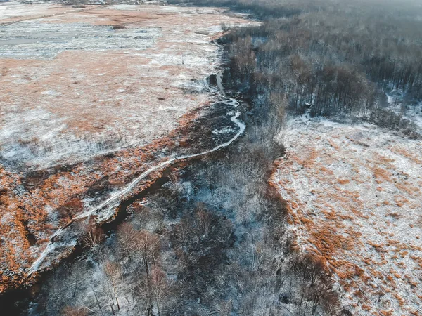 Kışın ormanın ve nehrin havadan görünüşü. Ağaçlar karla kaplıdır. Kış. Karla kaplı tarlalar. Finlandiya — Stok fotoğraf