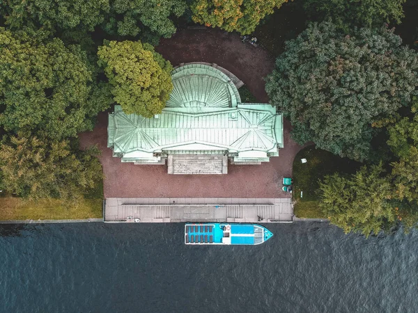 Letecká fotografie říční lodi, řeka Moika, Michajlovský park, Petrohrad, Rusko — Stock fotografie