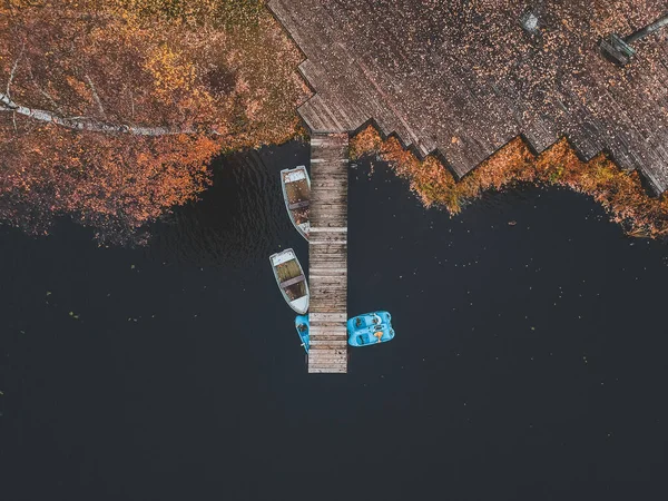 Lotnisko widok molo z drewnianymi łodziami na brzegu malowniczego jeziora, jesienny las. Petersburg, Rosja. — Zdjęcie stockowe