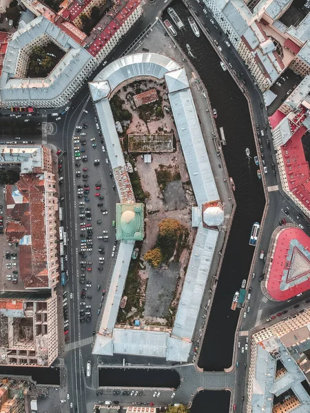 Şehir merkezinin havadan çekilmiş fotoğrafı, eski evlerin çatıları, ahır dairesi. Nehir tekneleri. Rusya, St. Petersburg — Stok fotoğraf