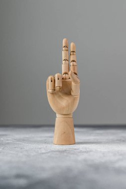 Tahta el iki parmağını kaldırmış. İletişim konsepti.