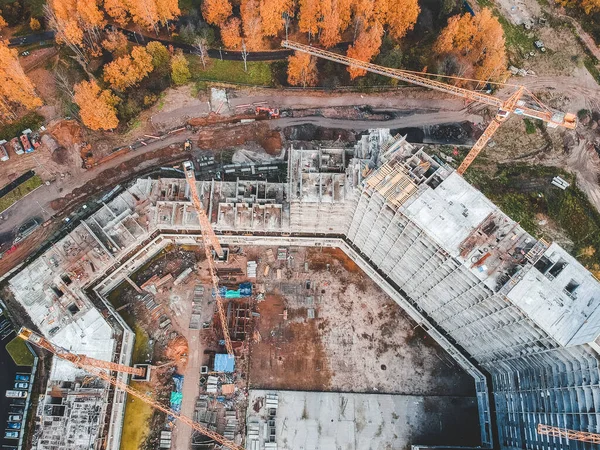 Letecký pohled na stavbu obytné budovy, věžový jeřáb. Podzim, Petrohrad, Rusko. — Stock fotografie