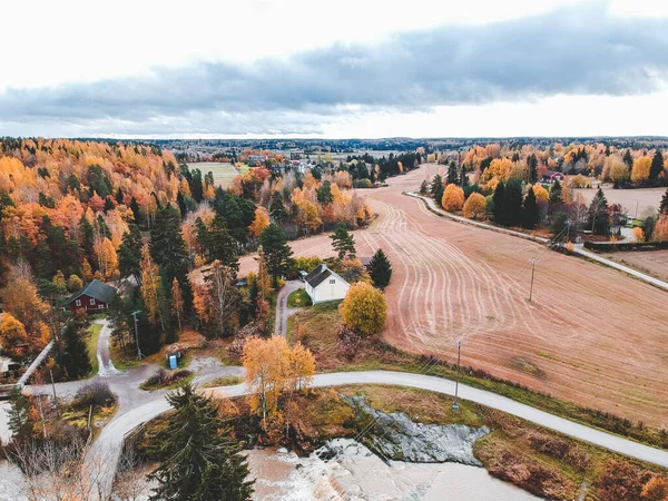Luftaufnahme von Feldern und Wäldern. Foto von einer Drohne aufgenommen. Finnland, Schweden. — Stockfoto