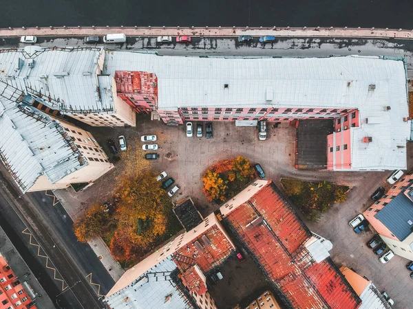 Pemandangan udara kota tua, atap rumah bersejarah, jalan, lalu lintas mobil. St. Petersburg, Rusia . — Stok Foto