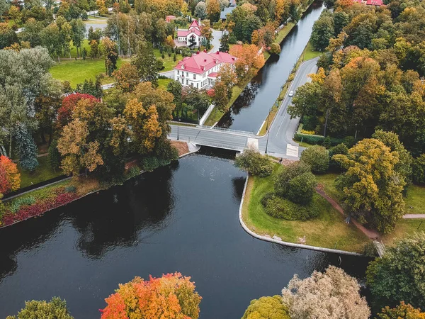 Flygfotoförorten Sankt Petersburg. Låg stads utveckling, Park, flod. — Stockfoto