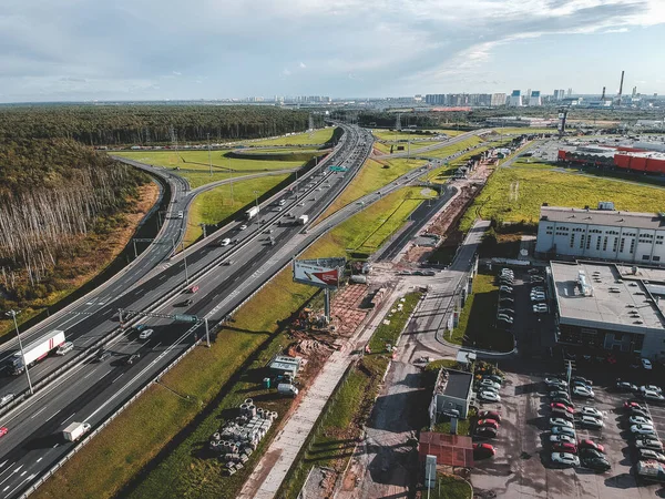 Autopista de fotos aéreas, intercambio, coche, bosque. San Petersburgo, Rusia — Foto de Stock