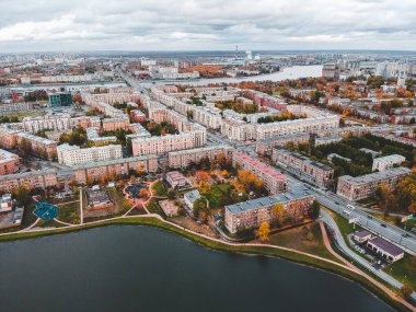 Şehrin ve gölün havadan görünüşü. Rusya, St. Petersburg.