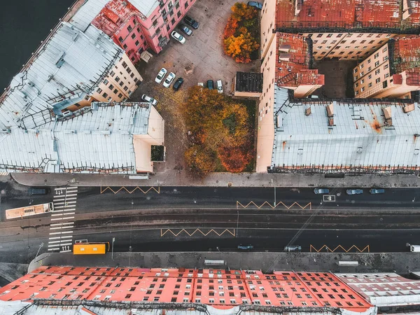 Widok z powietrza na stare miasto, dachy zabytkowych domów, drogi, ruch samochodowy. Petersburg, Rosja. — Zdjęcie stockowe