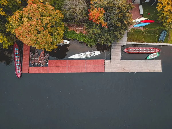 Aerialphoto σταθμό βάρκα με προβλήτα, βαρκούλες, καγιάκ και κωπηλασία. — Φωτογραφία Αρχείου