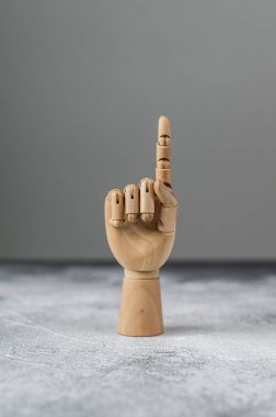 Tahta el tek bir parmağını kaldırıyor. İletişim konsepti