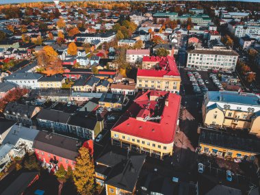 Tarihi şehir merkezinin havadan görünüşü, eski evler, çatılar, sokaklar. Fotoğraf bir İHA 'dan çekildi. Finlandiya, Porvoo