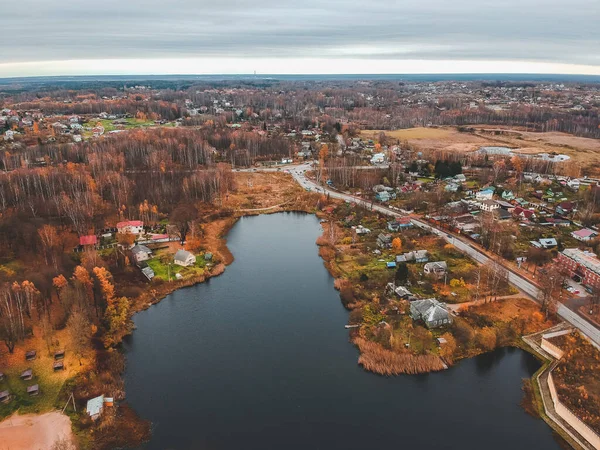 Вид с воздуха на пригородное жилье в осеннем лесу. Санкт-Петербург, Россия . — стоковое фото